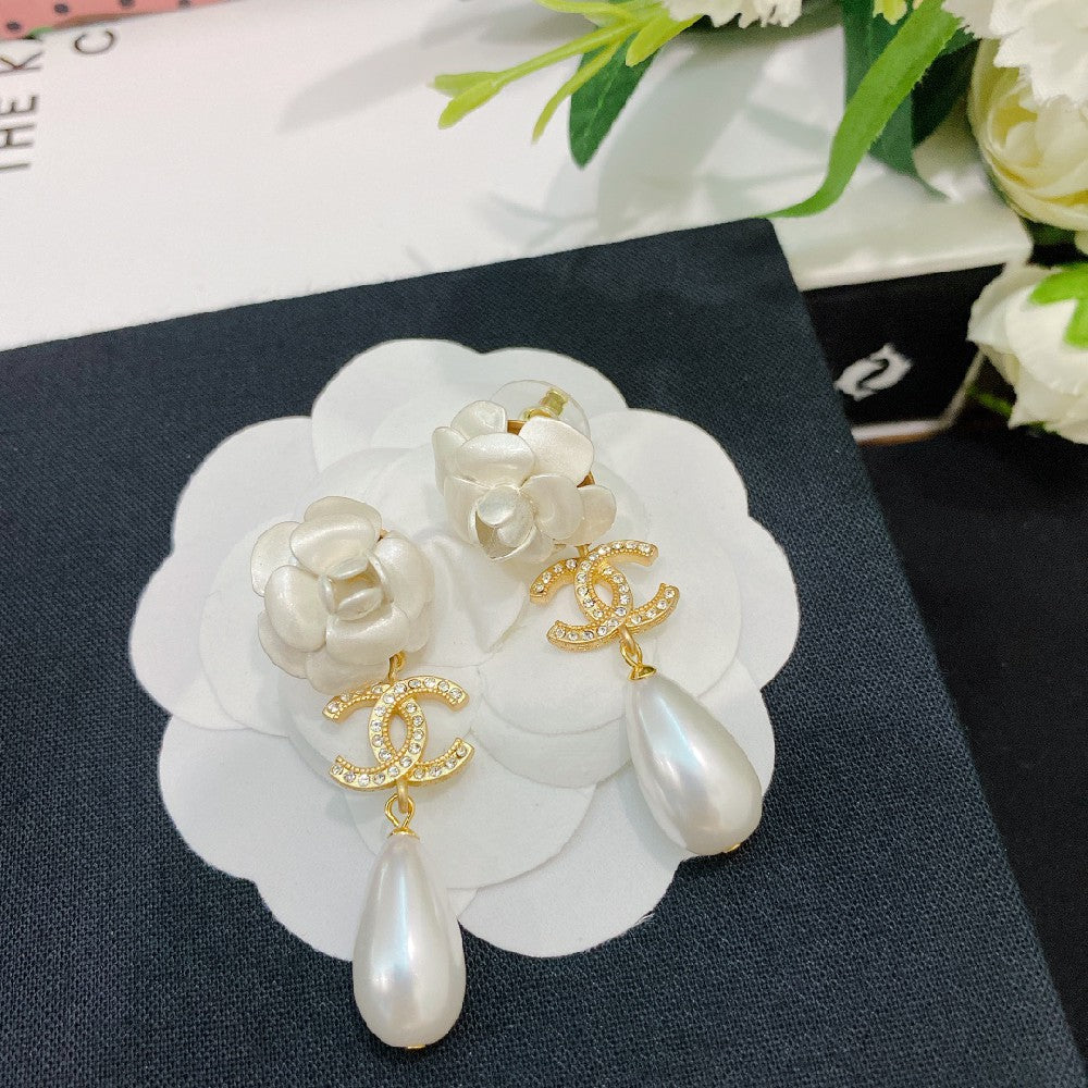 Elegant Flower Pearl Stud Earrings