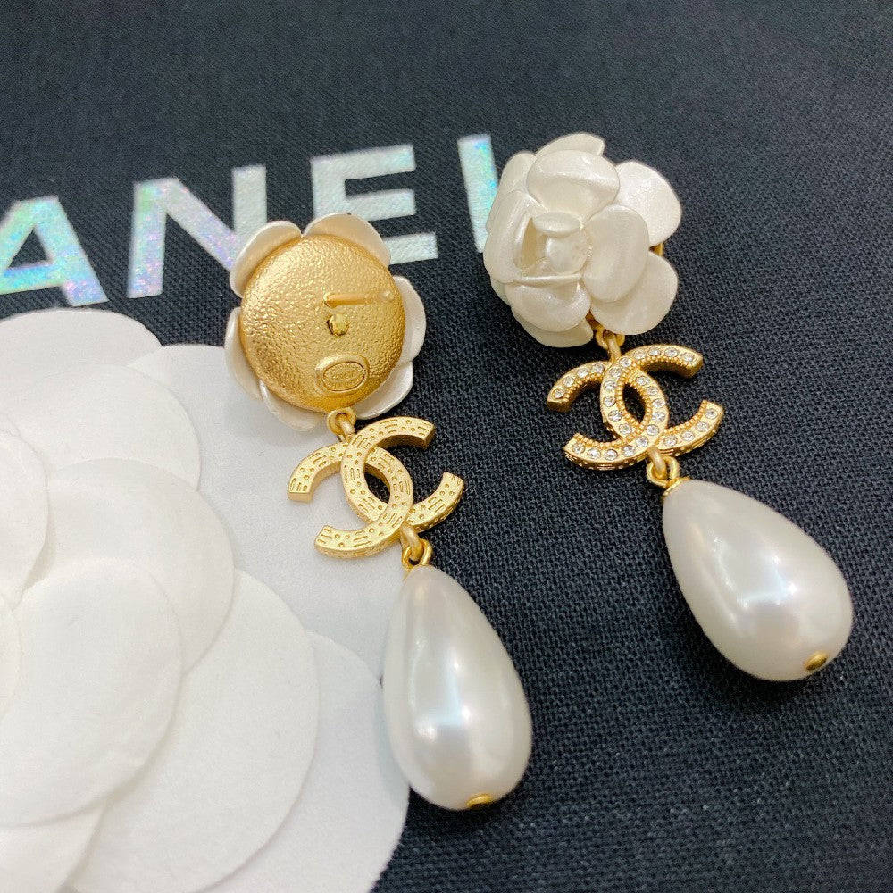 Elegant Flower Pearl Stud Earrings
